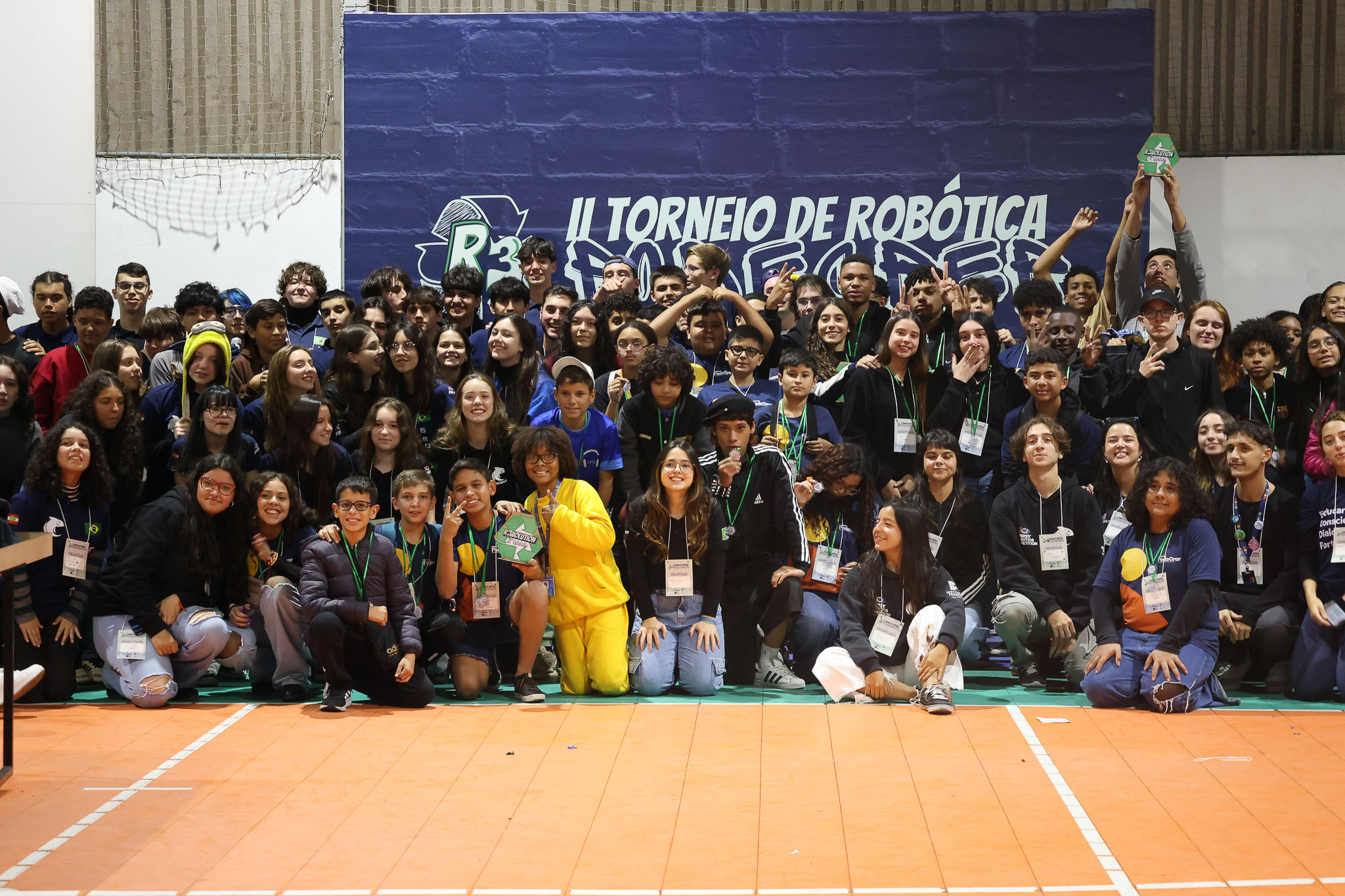 Adolescentes e jovens participam do Torneio de Robótica Pode Crer no IFSC Florianópolis, programando e testando robôs em uma arena temática sobre sustentabilidade.