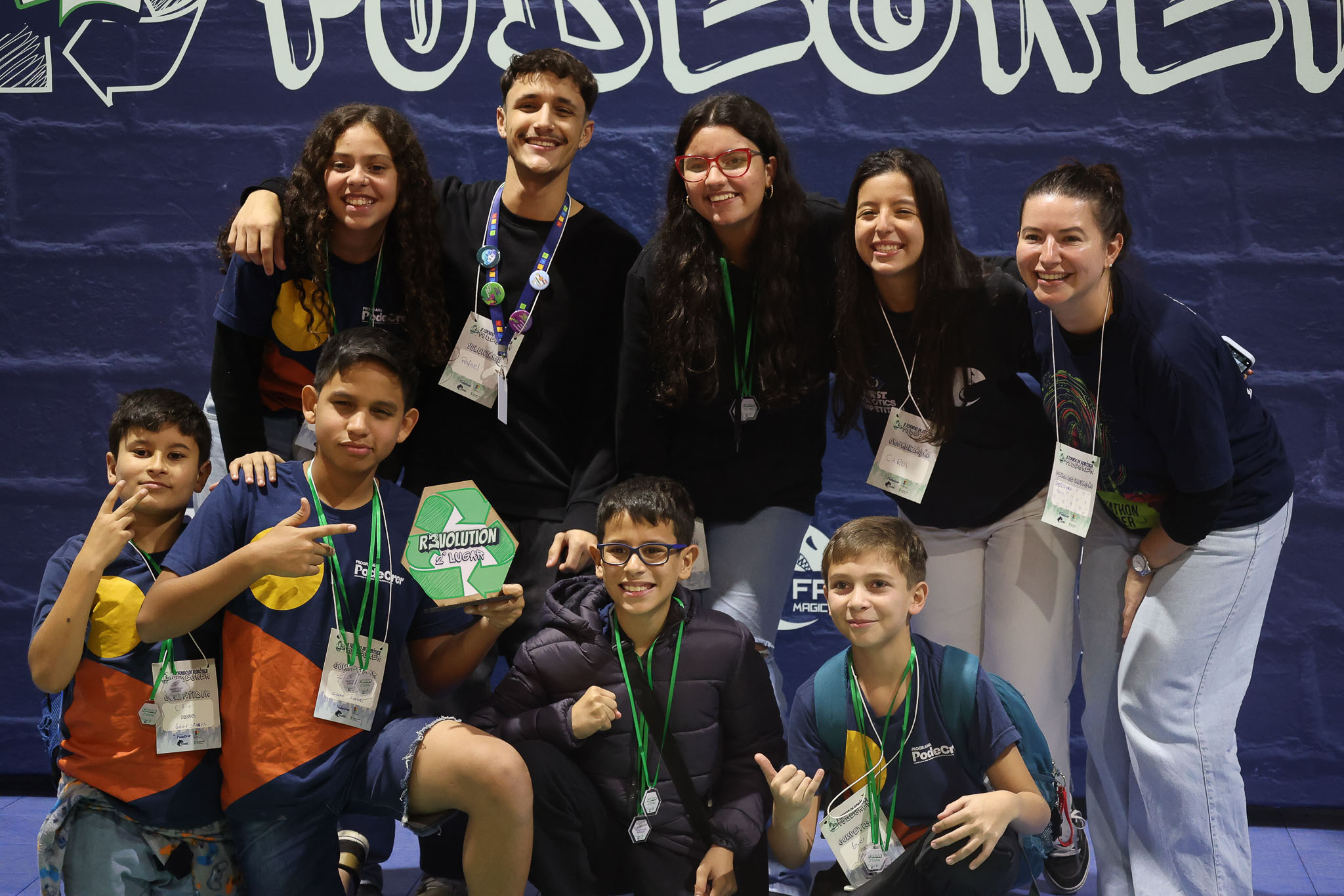 Adolescentes e jovens participam do Torneio de Robótica Pode Crer no IFSC Florianópolis, programando e testando robôs em uma arena temática sobre sustentabilidade.