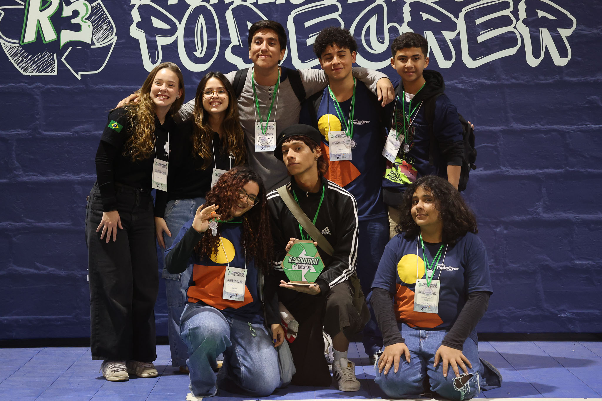 Adolescentes e jovens participam do Torneio de Robótica Pode Crer no IFSC Florianópolis, programando e testando robôs em uma arena temática sobre sustentabilidade.