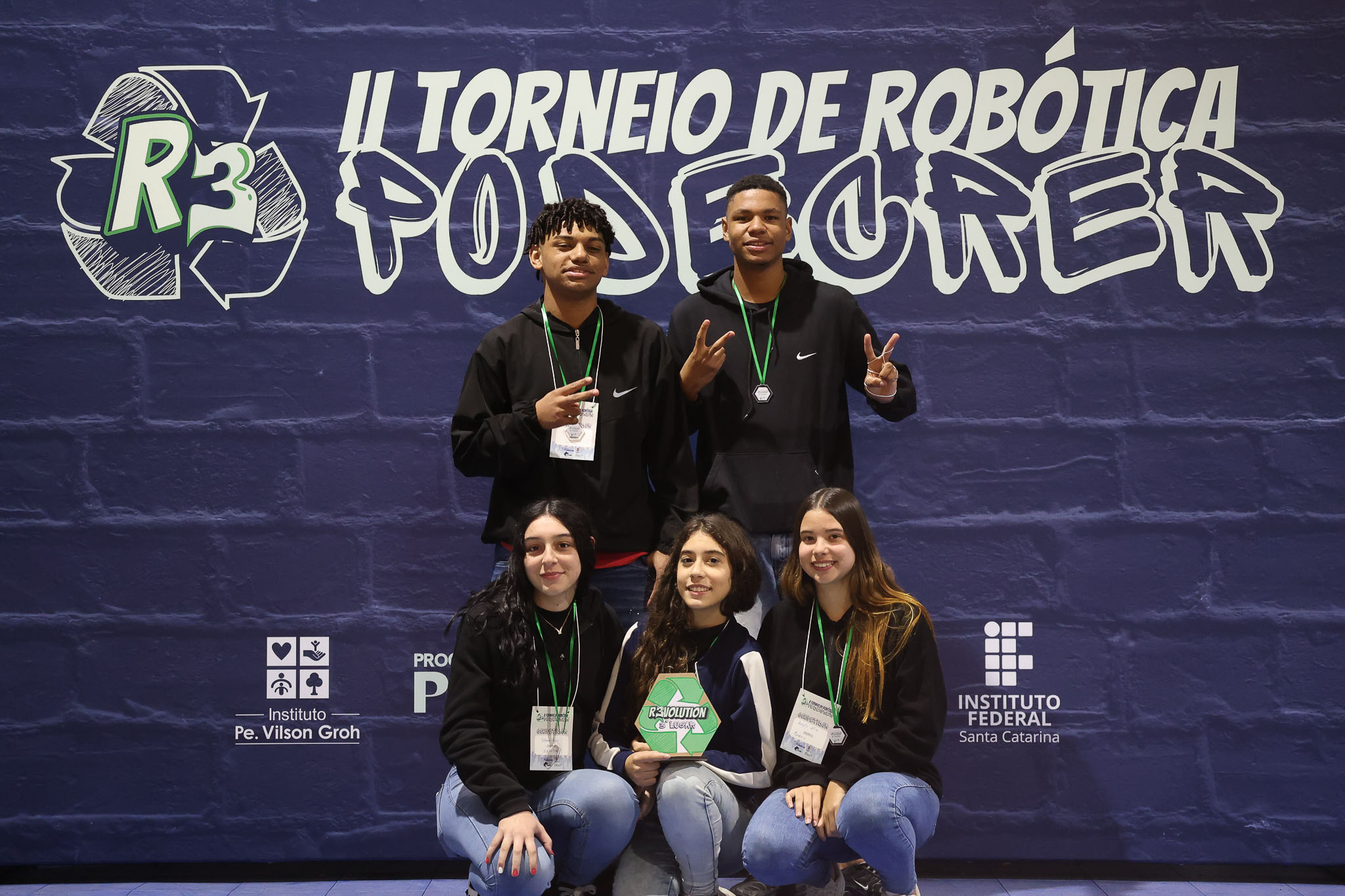 Adolescentes e jovens participam do Torneio de Robótica Pode Crer no IFSC Florianópolis, programando e testando robôs em uma arena temática sobre sustentabilidade.