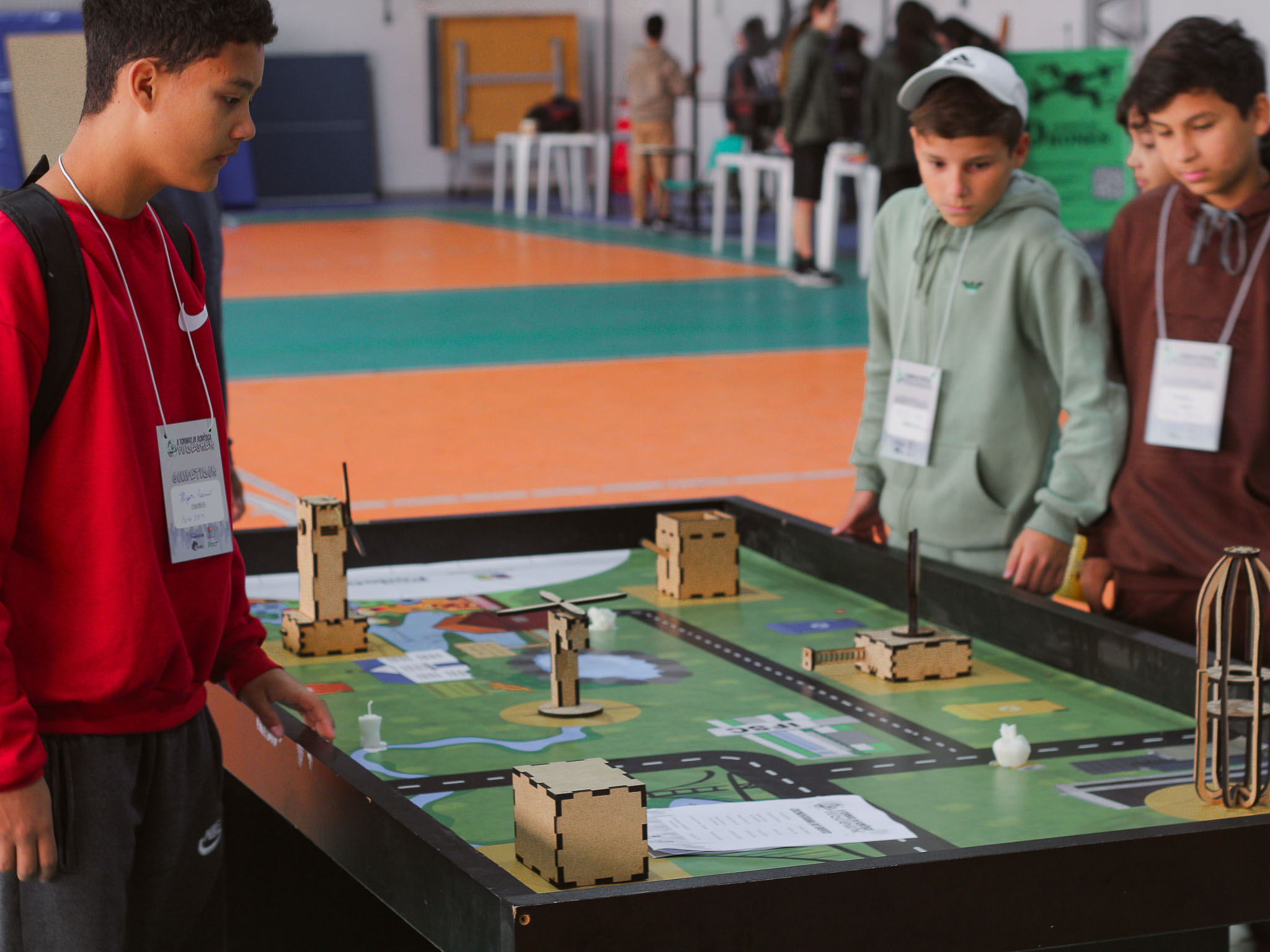 Adolescentes e jovens participam do Torneio de Robótica Pode Crer no IFSC Florianópolis, programando e testando robôs em uma arena temática sobre sustentabilidade.