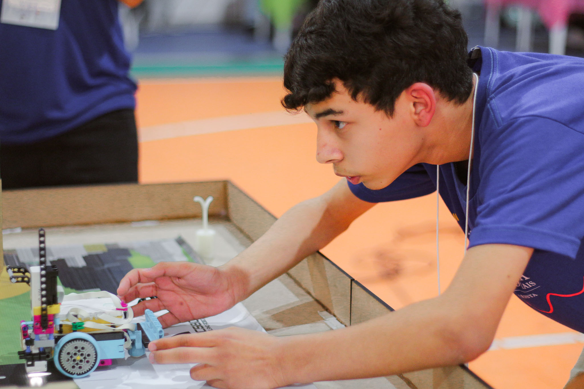 Adolescentes e jovens participam do Torneio de Robótica Pode Crer no IFSC Florianópolis, programando e testando robôs em uma arena temática sobre sustentabilidade.