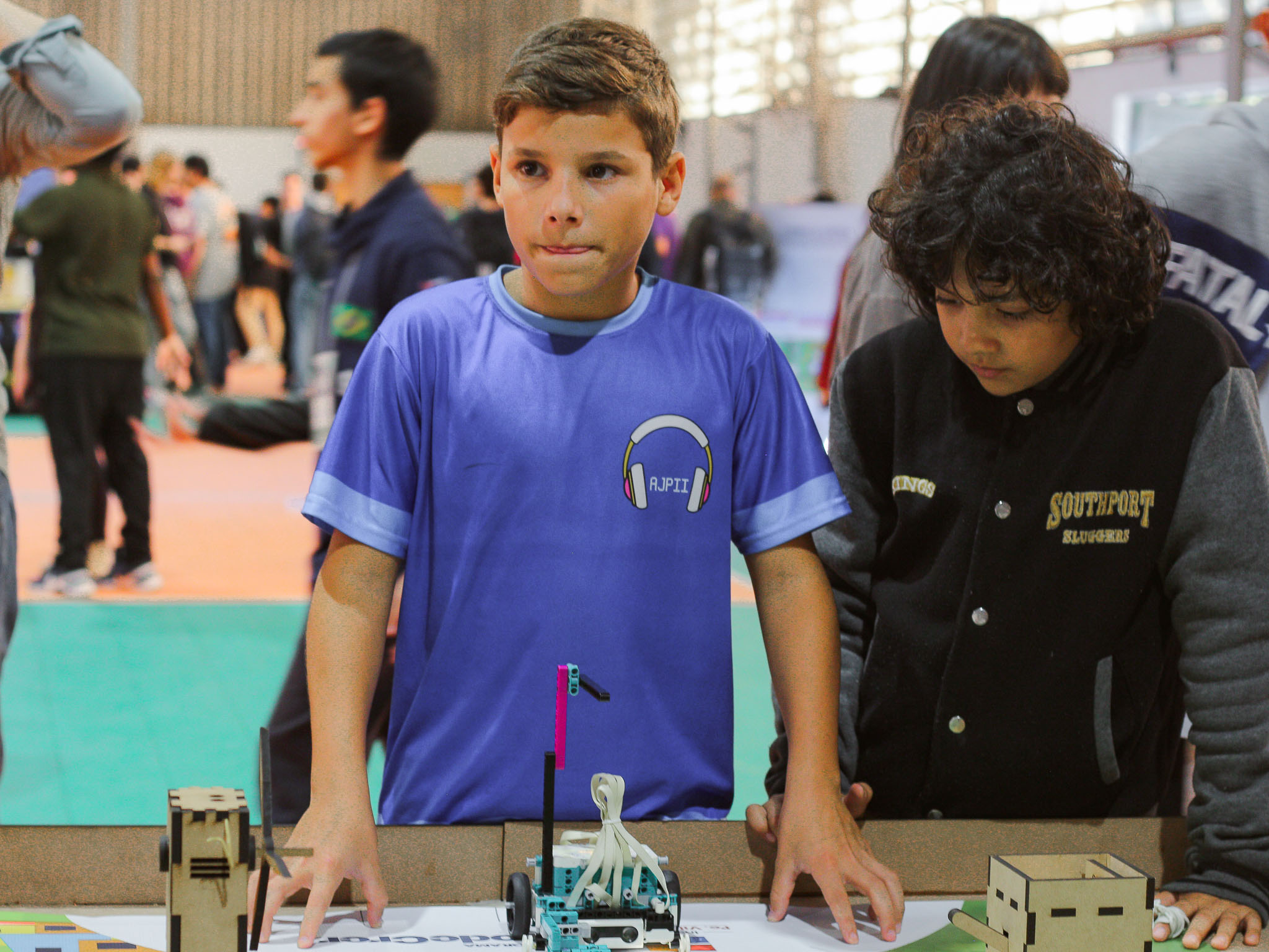 Adolescentes e jovens participam do Torneio de Robótica Pode Crer no IFSC Florianópolis, programando e testando robôs em uma arena temática sobre sustentabilidade.