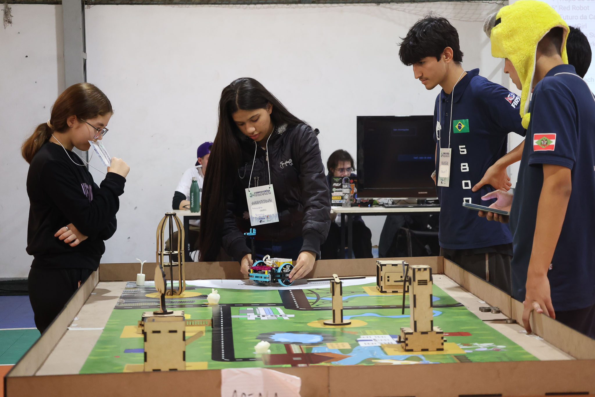 Adolescentes e jovens participam do Torneio de Robótica Pode Crer no IFSC Florianópolis, programando e testando robôs em uma arena temática sobre sustentabilidade.