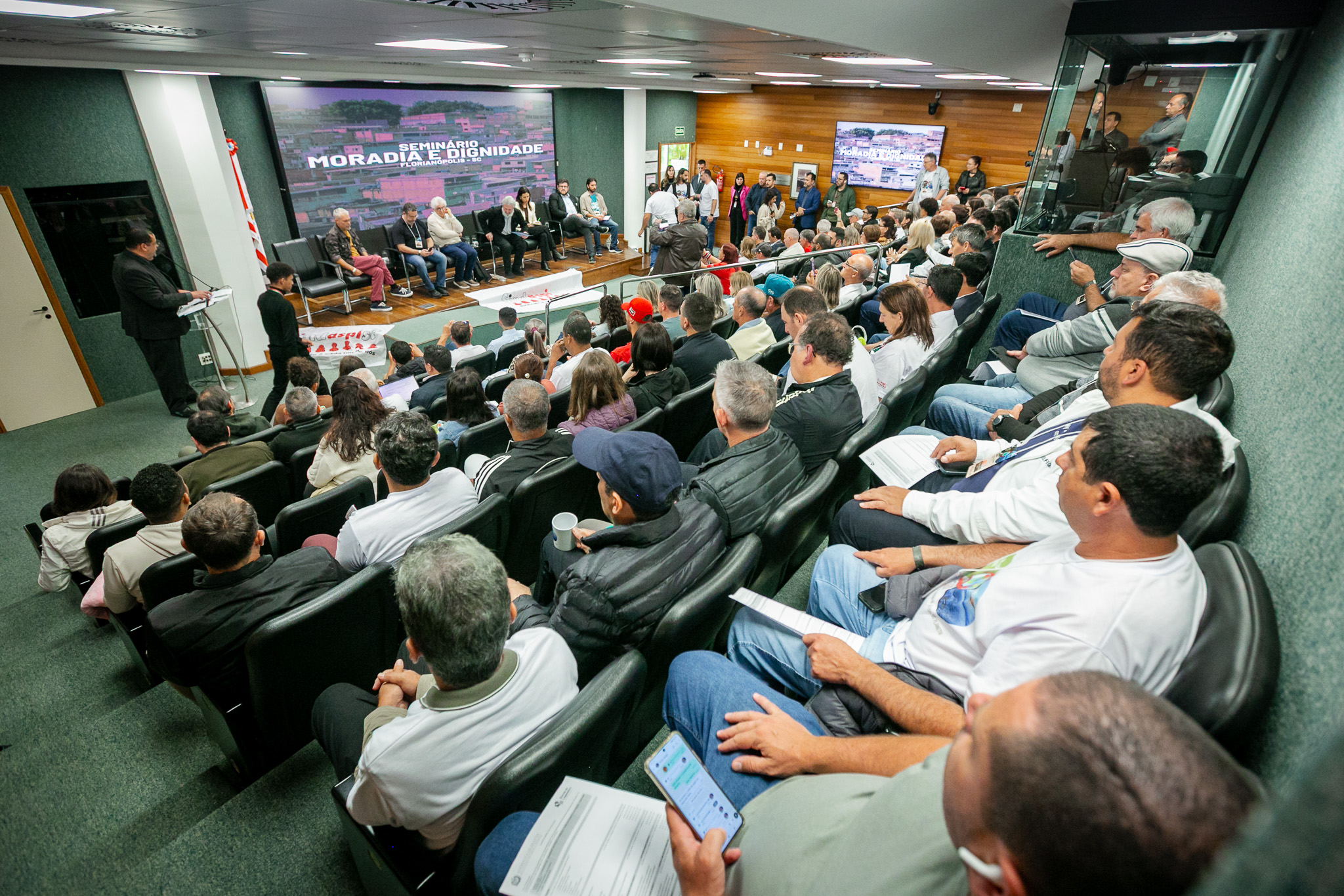 2025_10_29_Pe Vilson participa de seminário sobre moradia digna na ALESC - Foto de Bruno Collaço 4