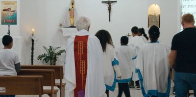 Padre Vilson rezando missa de costas
