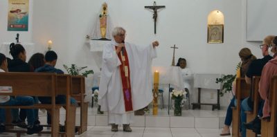 Padre Vilson rezando missa de frente