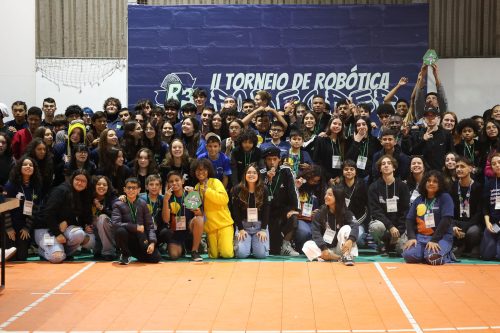 Adolescentes e jovens participam do Torneio de Robótica Pode Crer no IFSC Florianópolis, programando e testando robôs em uma arena temática sobre sustentabilidade.