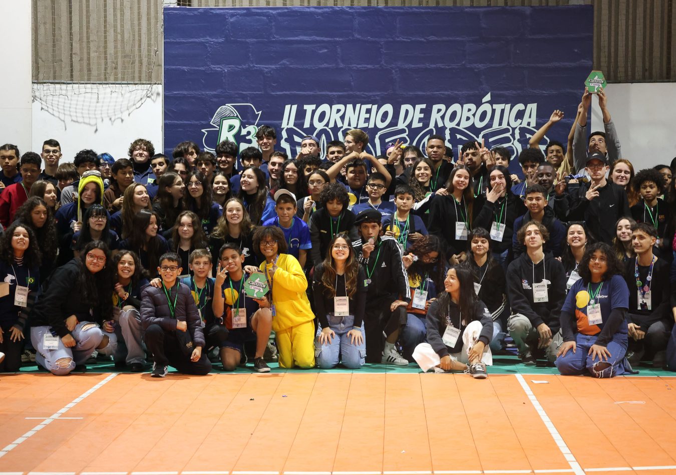 Adolescentes e jovens participam do Torneio de Robótica Pode Crer no IFSC Florianópolis, programando e testando robôs em uma arena temática sobre sustentabilidade.