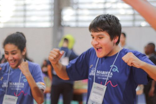 Adolescentes e jovens participam do Torneio de Robótica Pode Crer no IFSC Florianópolis, programando e testando robôs em uma arena temática sobre sustentabilidade.